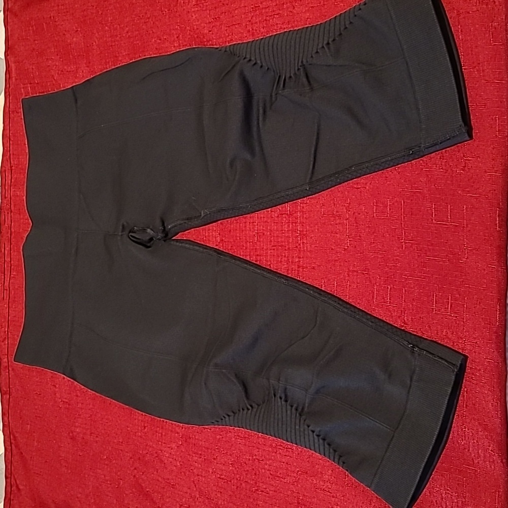 Lululemon Atletica Crop Leggings, Color Black ⚫️,  Size 8 👌😍